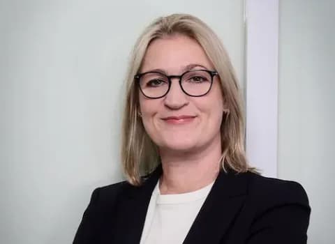 Jeanette Buller, die neue Bereichsleiterin Marketing, Vertrieb und Flug bei Hauser Exkursionen, lächelt in die Kamera.