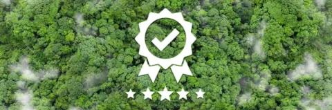 Eine Luftaufnahme eines grünen Waldes zeigt ein Symbol einer Zertifizierung