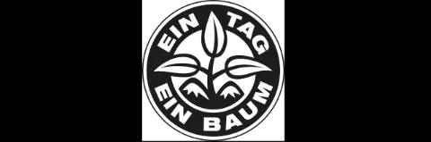 Ein schwarzer Kreis auf weißem Hintergrund. In dem Kreis steht "Ein Tag ein Baum". In der Mitte ist eine kleine Pflanze mit drei Blätter abgebildet.