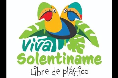 Zwei bunte Kakadus sind über dem Schriftzug "Viva Solentiname - Libre de plástico" abgebildet.