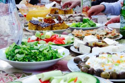 Blick auf einen Tisch mit viel frischen Essen aus dem Balkan.