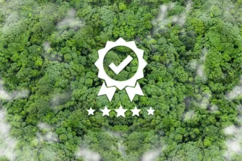 Eine Luftaufnahme eines grünen Waldes zeigt ein Symbol einer Zertifizierung