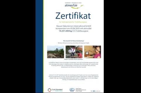 Es ist ein Dokument zu sehen, auf der linken Seite ist ein blauer Steifen zu sehen. Auf dem Dokument steht die Bestätigung für die Kompensation von 14.231.000 kg C02 Treibhausgasen. Außerdem wird das Projekt kurz dargestellt.