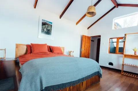 Ein ästhetisch eingerichtetes Schlafzimmer mit vielen Elementen aus Holz