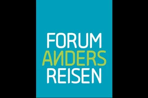 Ein blaues Rechteck vor weißem Hintergrund. Darin steht in weißer Schrift "forum anders reisen"