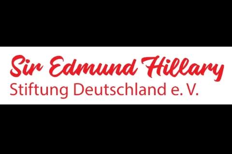 In roter Schrift steht auf weißem Untergrund "Sir Edmund Hillary Stiftung Deutschland e.V."