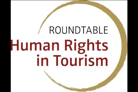 Vor weißen Hintergrund ist in roter Schrift der Name Roundtable Human Rights in Tourism abgebildet. Ein gelber Kreis umgibt die Schrift.