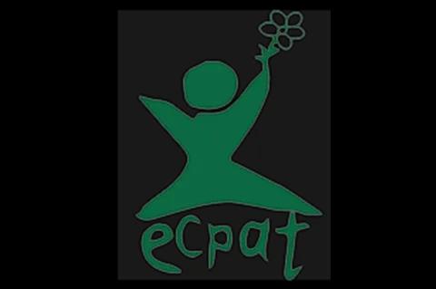 Ein grün ausgefüllter Umriss einer Person mit Blume an der Hand vor weißem Hintergrund. Darunter steht in grünen Personen der Begriff "ECPAT".