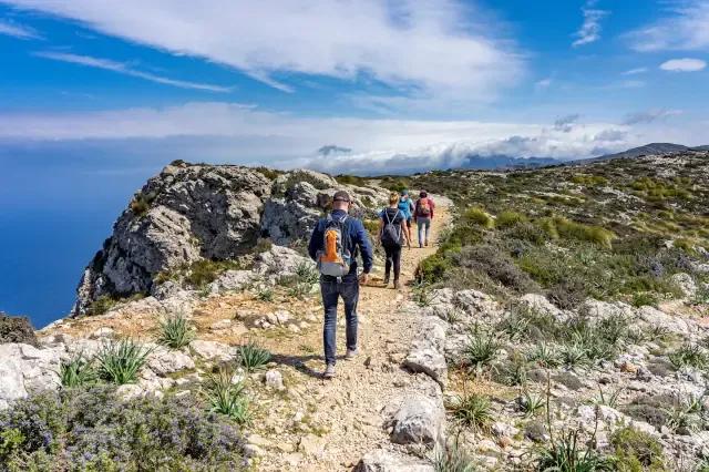 Gruppe wandert entlang der Küste von Mallorca im Naturpark über Valldemossa auf dem historischen Reitweg des Erzherzogs Salvator auf den Caragoli