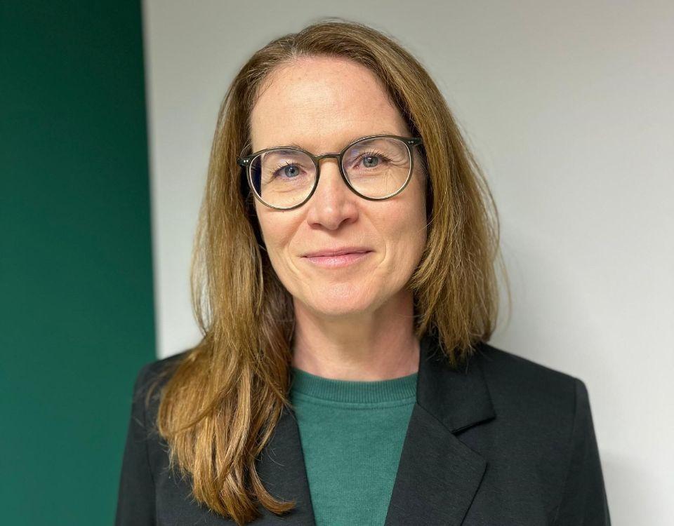 Karin Graf, die Pressesprecherin von Hauser Exkursionen, lächelt in die Kamera.