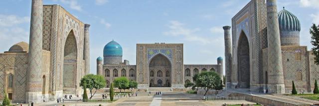 Blick auf den bekannten Marktplatz in Usbekistan der im typisch islamischen Stil erbaut wurde.