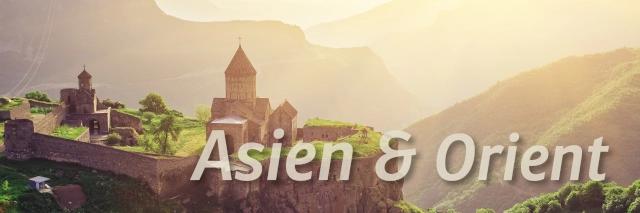 Unten rechts im Bild steht "Asien &n Orient". Dahinter ist ein Kloster am Hang und mehrere Berge.
