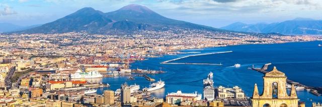 Die Stadt Neapel am Meer mit dem Vulkan Vesuv im Hintergrund.