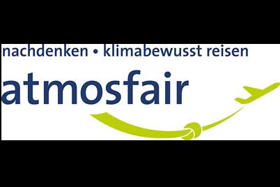 Vor weißem Hintergrund steht in blauer Schrift der Name atmosfair. Darüber stehen die Worte nachdenken und klimabewusst reisen. Darunter ist ein hellgrünes Flugzeug abgebildet