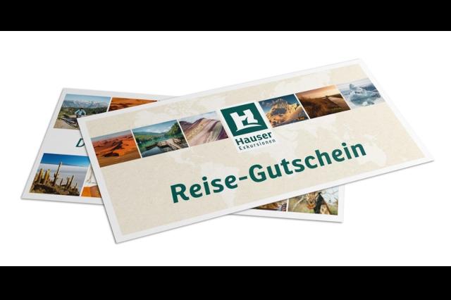 Eine Reisegutschein der Firma Hauser Exkursionen liegt auf weißem Untergrund