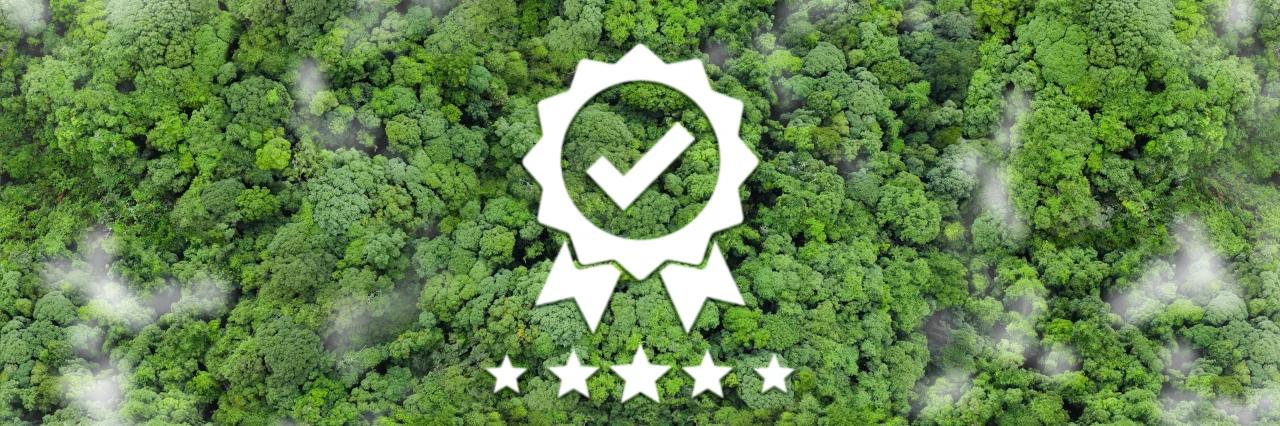 Eine Luftaufnahme eines grünen Waldes zeigt ein Symbol einer Zertifizierung