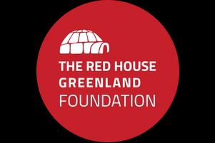 In einem roten Kreis ist ein weißes Iglu abgebildet. Außerdem steht in weißer Schrift der Schriftzug The Red House Foundation Greenland im Kreis.