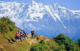 Eine kleine Wandergruppe ist in einem Bergpanorama unterwegs.