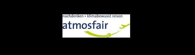 Vor weißem Hintergrund steht in blauer Schrift der Name atmosfair. Darüber stehen die Worte nachdenken und klimabewusst reisen. Darunter ist ein hellgrünes Flugzeug abgebildet