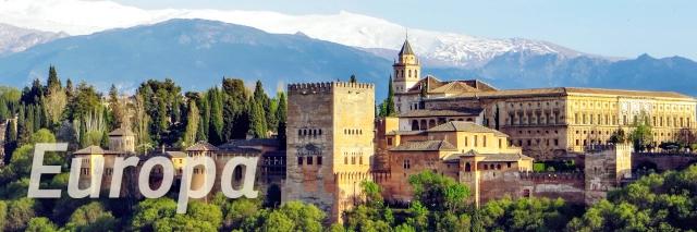 Unten links im Bild steht "Europa". Dahinter ist ein Dorf auf einem Berg mit typisch italienischen Gebäuden.