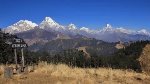 Aussicht vom Mohare Danda auf die umliegenden Berge des Himalayas.