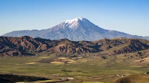 Panoramablick auf den Berg Ararat mit schneebedecktem Gipfel und der umliegenden Landschaft.
