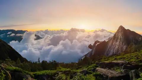 Sonnenaufgang über den Bergen mit Wolkenmeer.