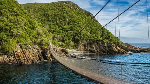Hängebrücke über dem Wasser an der Küste.