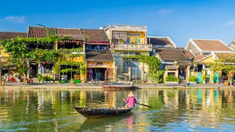 Bootfahrt auf dem Fluss in Hoi An, vorbei an traditionellen Häusern.