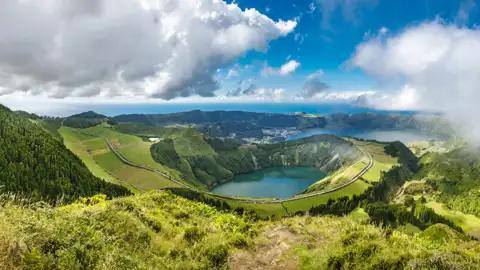 Atemberaubende Aussicht auf den Kratersee Sete Cidades mit seinen beiden Seen, Lagoa Azul und Lagoa Verde, eingebettet in die vulkanische Landschaft der Azoren.