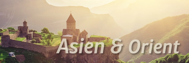 Unten rechts im Bild steht "Asien &n Orient". Dahinter ist ein Kloster am Hang und mehrere Berge. 