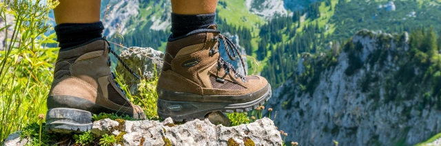 Wanderschuhe in Nahaufnahme auf einem Felsen. 