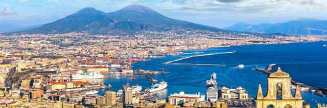 Die Stadt Neapel am Meer mit dem Vulkan Vesuv im Hintergrund. 