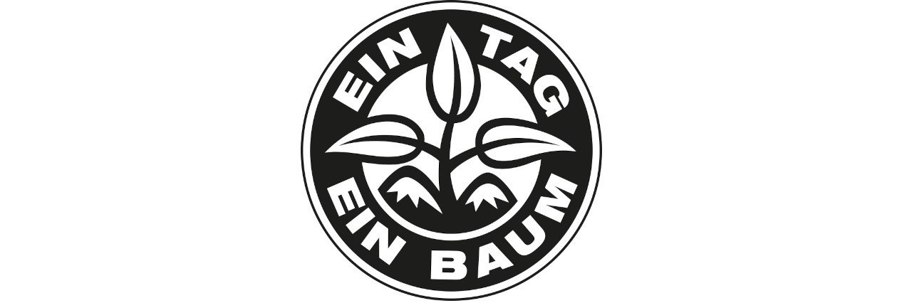 Ein schwarzer Kreis auf weißem Hintergrund. In dem Kreis steht "Ein Tag ein Baum". In der Mitte ist eine kleine Pflanze mit drei Blätter abgebildet.