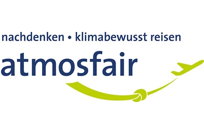 Vor weißem Hintergrund steht in blauer Schrift der Name atmosfair. Darüber stehen die Worte nachdenken und klimabewusst reisen. Darunter ist ein hellgrünes Flugzeug abgebildet