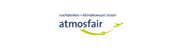 Vor weißem Hintergrund steht in blauer Schrift der Name atmosfair. Darüber stehen die Worte nachdenken und klimabewusst reisen. Darunter ist ein hellgrünes Flugzeug abgebildet