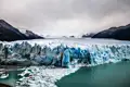 Der Perito-Moreno-Gletscher kalbt ins Wasser und zeigt seine mächtigen Eiswände.