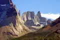Felsige Gipfel des Torres del Paine unter blauem Himmel.