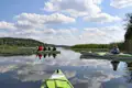 Kajaks auf einem See mit Wolkenreflexion.