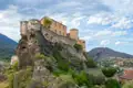 Die Festung von Corte, erbaut auf einem Felsen, dominiert die Landschaft.