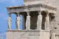 Detailansicht der Karyatiden, die als Säulen am Erechtheion auf der Akropolis dienen.