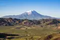 Panoramablick auf den Berg Ararat mit schneebedecktem Gipfel und der umliegenden Landschaft.