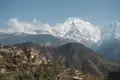 Bergdorf in den Himalayas mit Blick auf schneebedeckte Gipfel.