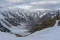 Verschneite Berggipfel und Gletscher im Hochgebirge.