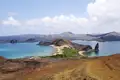 Vulkane und türkisblaue Bucht auf den Galapagos-Inseln.