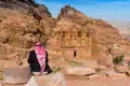 Das Schatzhaus in Petra, Jordanien, mit einem Besucher im Vordergrund.