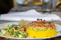 Lachs-Tatar auf Guacamole und Püree mit Beilage Salat.