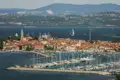 Luftbild von Izola, Slowenien, mit Blick auf den Hafen, die Segelboote und die istrische Landschaft.