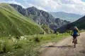 Mountainbiker auf einem Bergpfad.