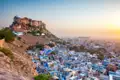 Panorama von Jodhpur mit den blauen Häusern und dem Mehrangarh Fort bei Sonnenaufgang.